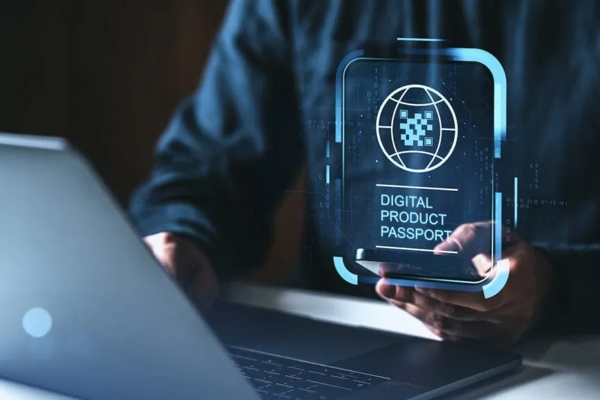 Eine Hand hält ein Smartphone, darüber schwebt das Symbol eines digitalen Produktpasses