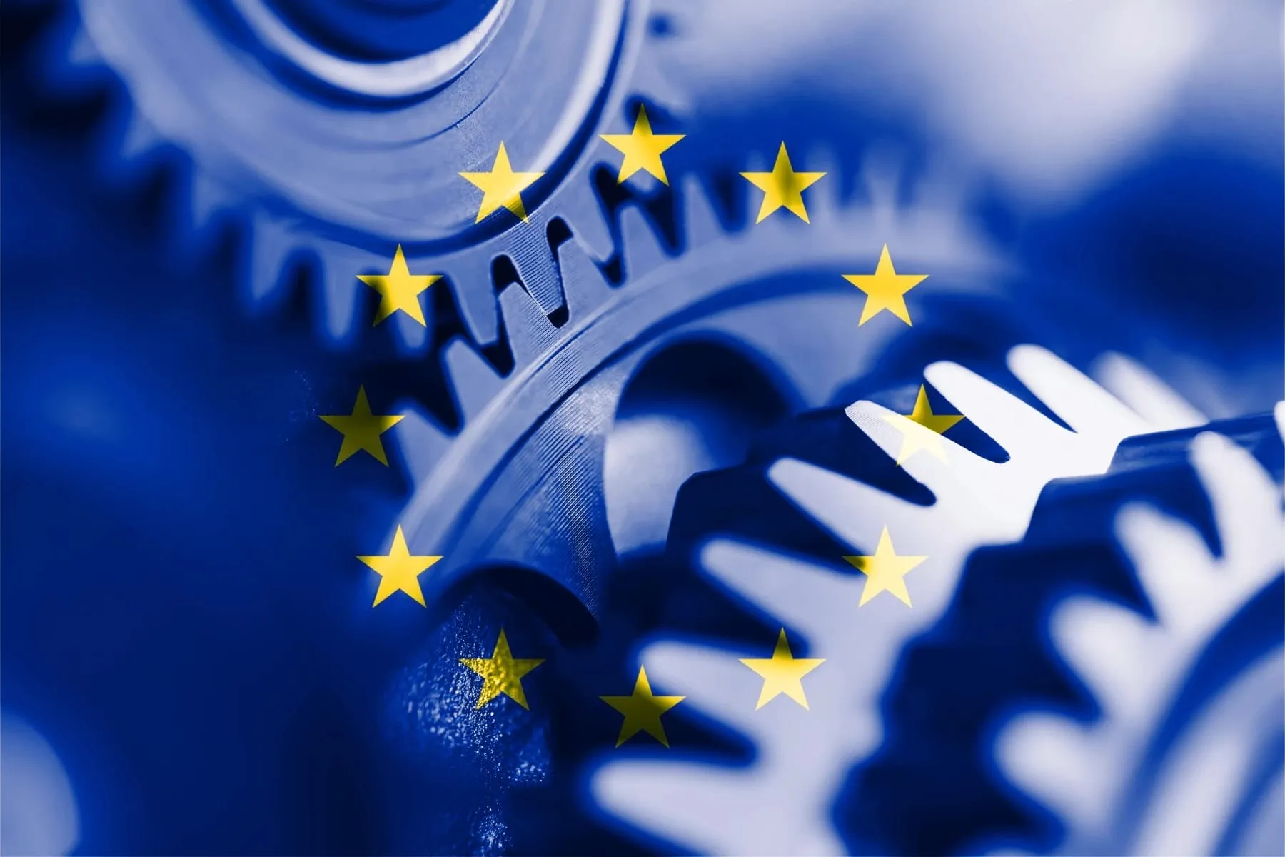 Ineinandergreifende Zahnräder in Blau, darüber der Sternenkreis der Europäischen Union